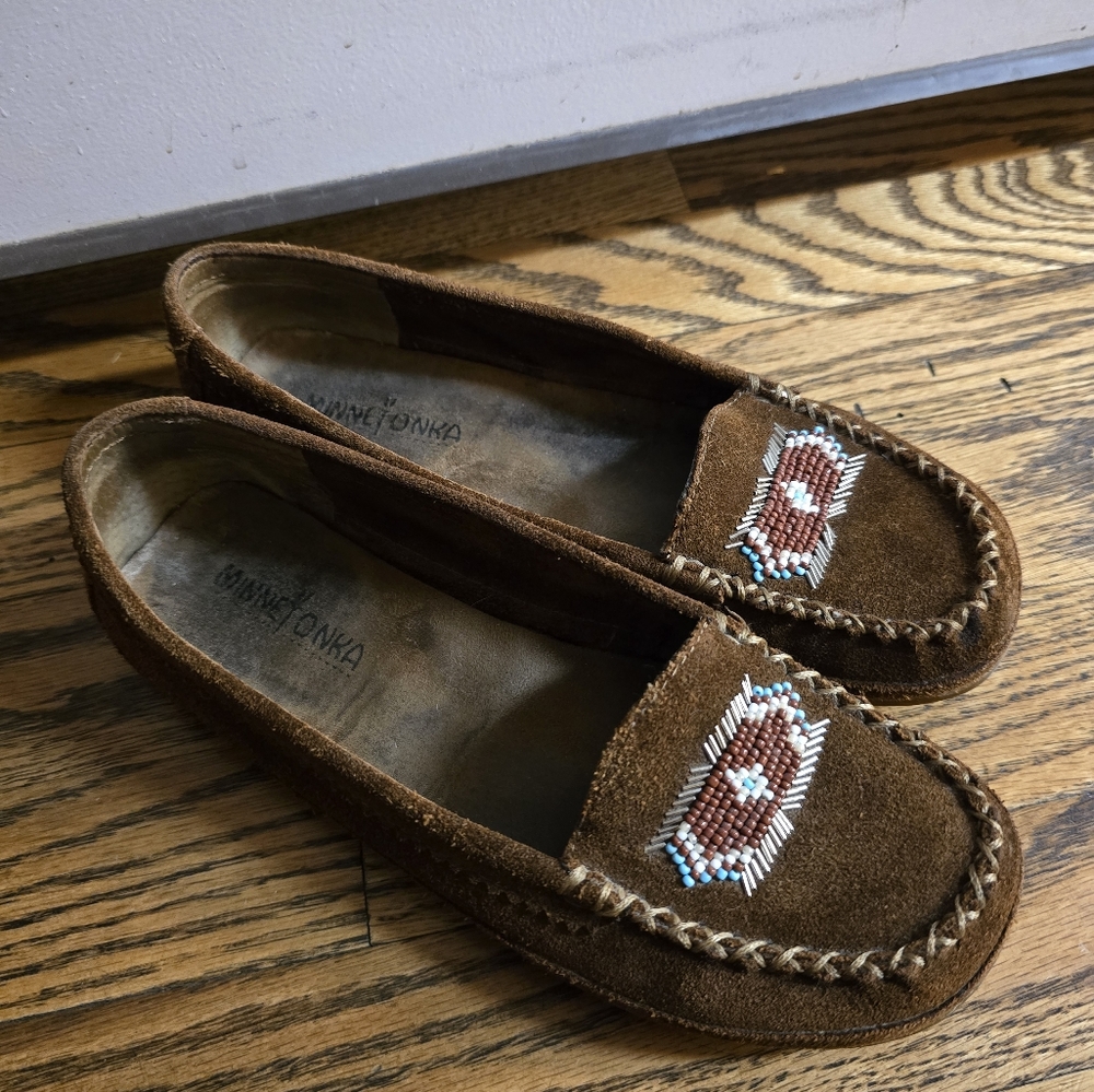 Women's Beaded Minnetonka Slip On Leather Shoes Size 6